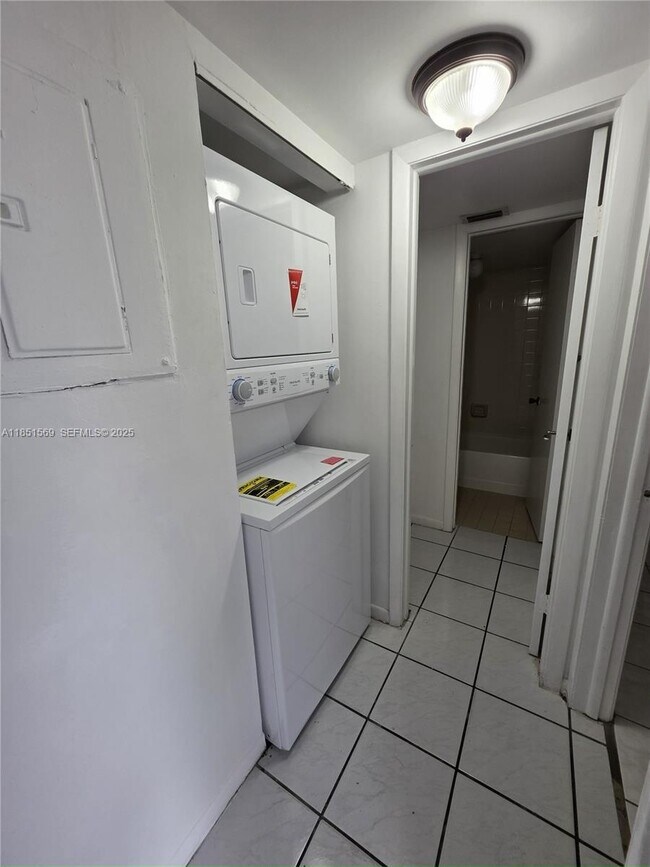 Building Photo - 1120 N Franklin Ave