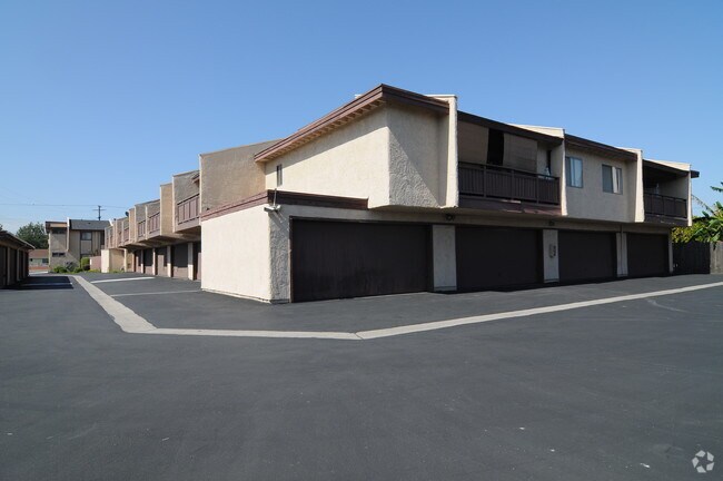 Building Photo - Chapman Villas