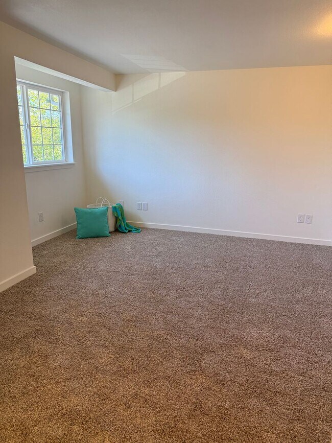 Building Photo - Updated Private Townhouse w/ Plenty of Parking