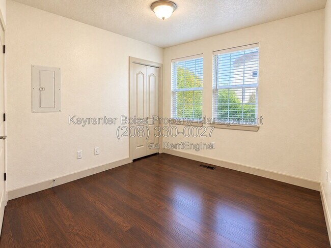 Building Photo - 1262 E Winding Creek Dr