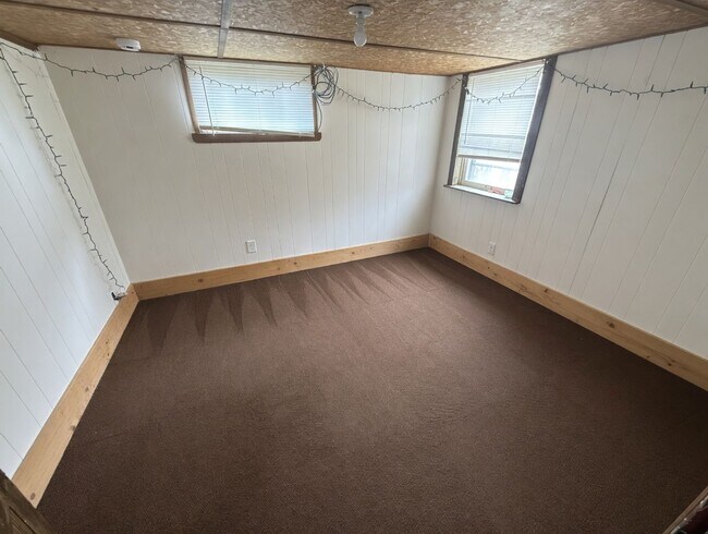 Building Photo - Duluth MN 5- Bedroom - 2-Bath - 1 - Car Single Family Home