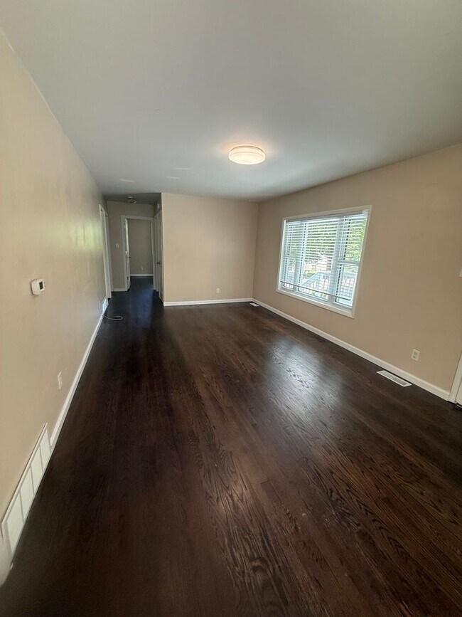 Building Photo - 3 Bedroom Single Family Home