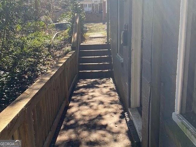 Building Photo - 1280 Stillwood Dr NE