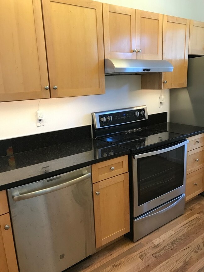 Building Photo - 2 Bed 2 Bath Condo In the Heart of Downtow...