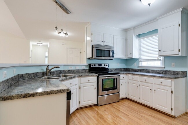 Building Photo - 1913 Castle Glen Dr