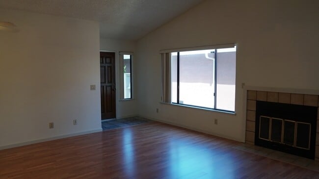 Building Photo - Charming 2 bedroom 2 bathroom home in the pocket area of Sacramento!