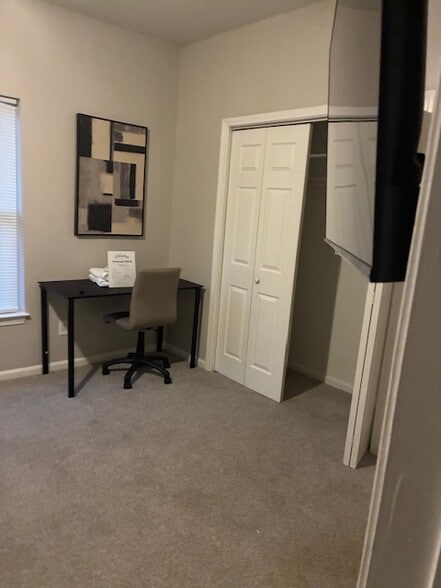 room amenities - 2125 Hollywood Dr NW