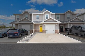 Building Photo - Modern 3 Bedroom Townhome!!