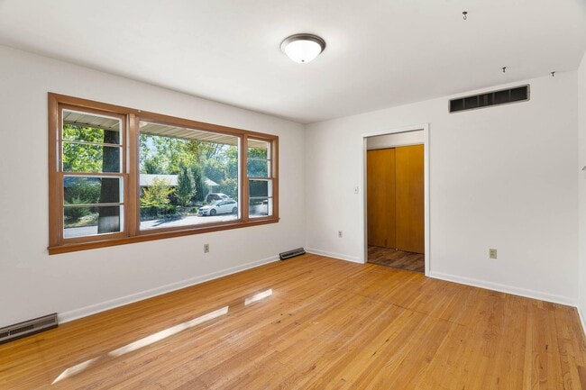 Building Photo - 2107 Garden Dr