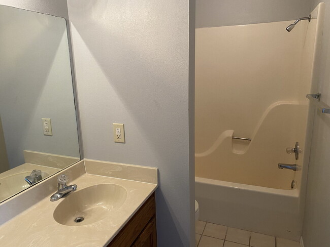 Building Photo - 503 Cammellia Dr Unit B