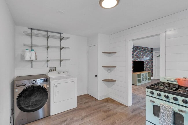 Building Photo - Adorable Cape Cod Charmer Available For Rent!