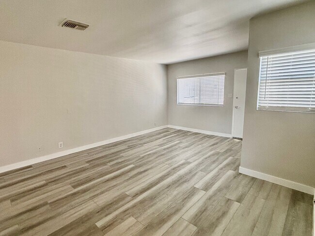 Building Photo - 808-812 Westmount Dr