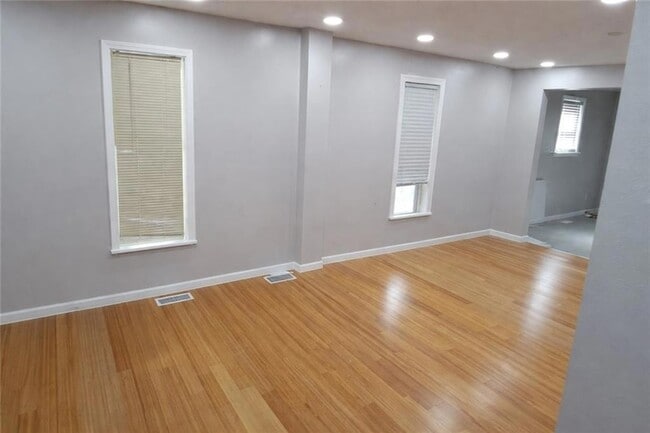 Building Photo - 1115 5th Ave