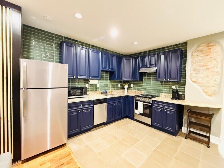 Kitchen - 2504 E York St