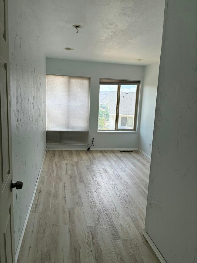 Building Photo - 2092 Colonial Dr
