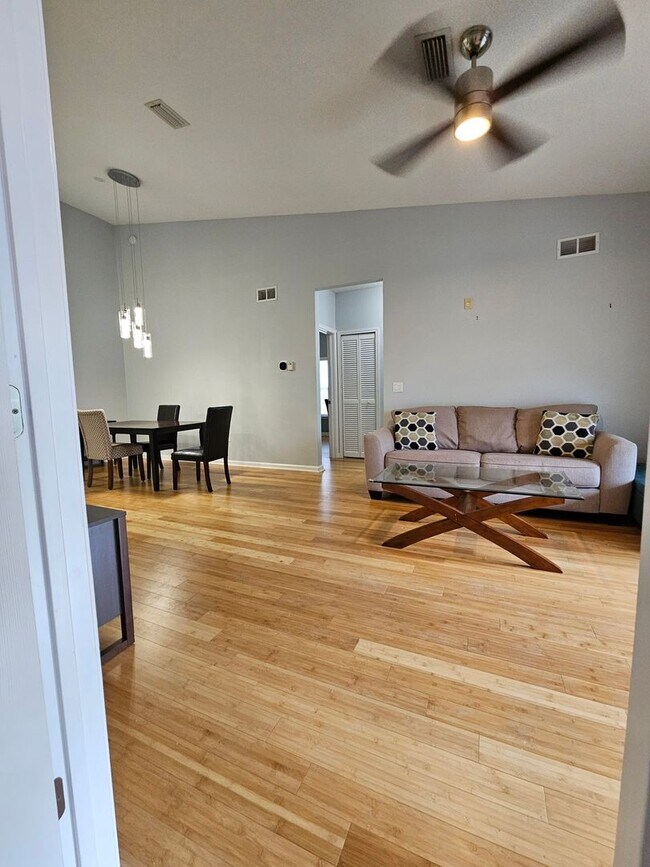 Building Photo - Top floor 3/2 unit in the gated Summer Key...