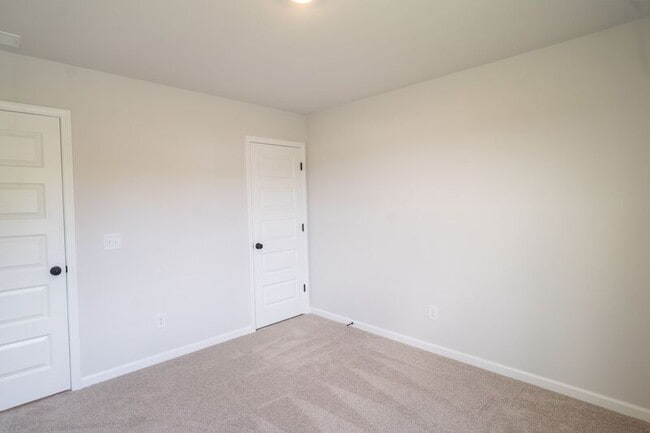 Building Photo - 142 Geranium Wy