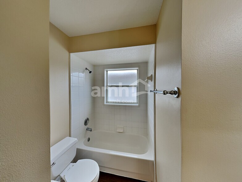 Building Photo - 722 Meadow Park Dr