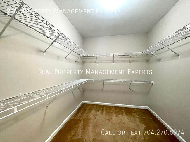 Building Photo - 2309 Marthas Ridge Dr