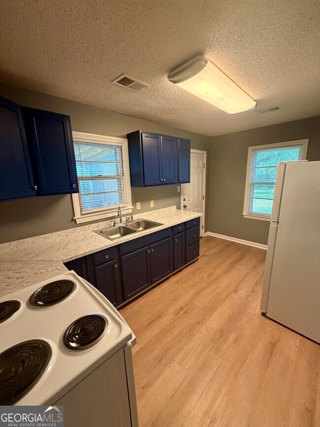 Building Photo - 208 Crescent Dr