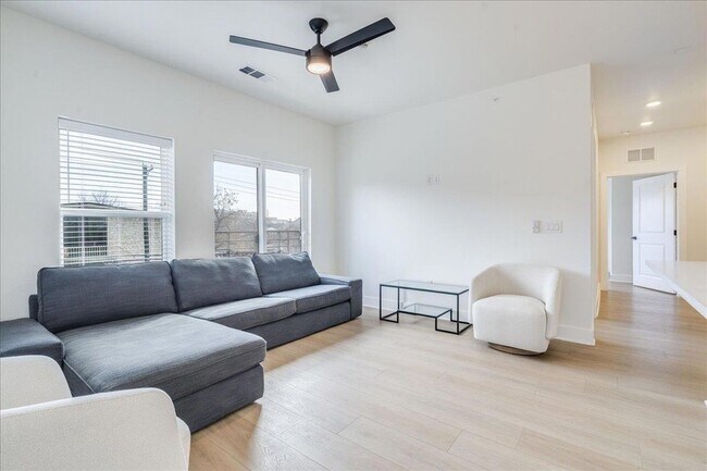 Building Photo - 3000 Duval St