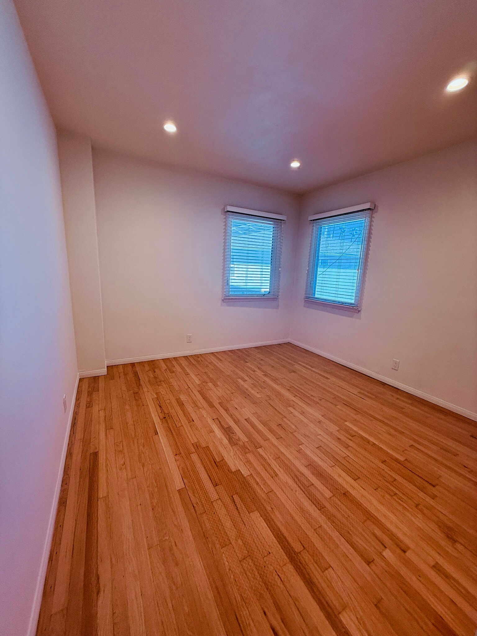 Oversized Bed #2 large enough for king size bed - 811 S Catalina Ave