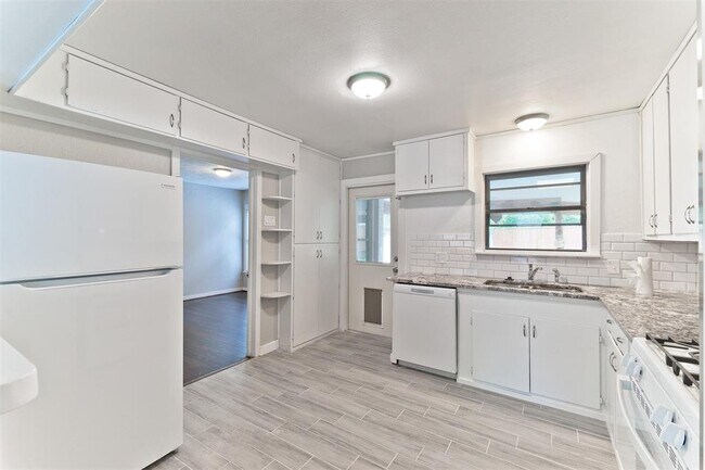 Building Photo - 515 Brookhurst Dr