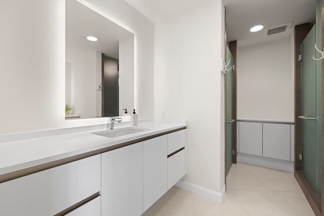 Building Photo - 2900 W Bay to Bay Blvd