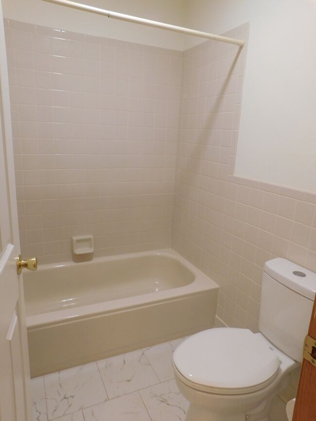 Building Photo - 3 bedroom 2.5 bathroom in Forrest Park Sub...