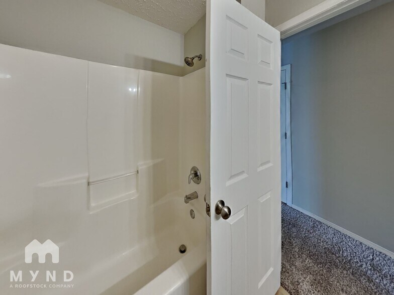 Building Photo - 615 S Mahn Ave