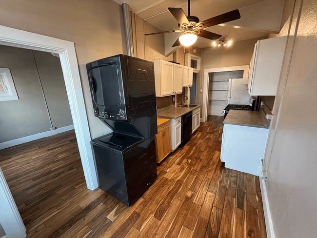 Building Photo - $1000 Move in Special - Beautiful 2 bed 1 bath in unit W/D, renovated kitchen, walkability!