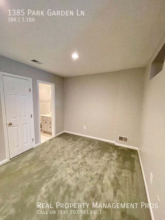 Building Photo - 1385 Park Garden Ln