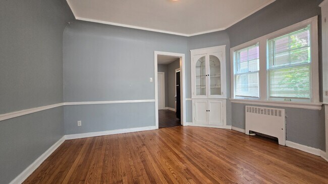 Building Photo - Renovated 3BR/1.5BA | 1,200 Sq Ft | Pet Friendly | Off-Street Parking | Available