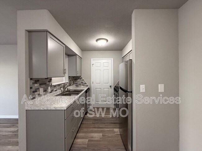 Building Photo - 721 E Bain St