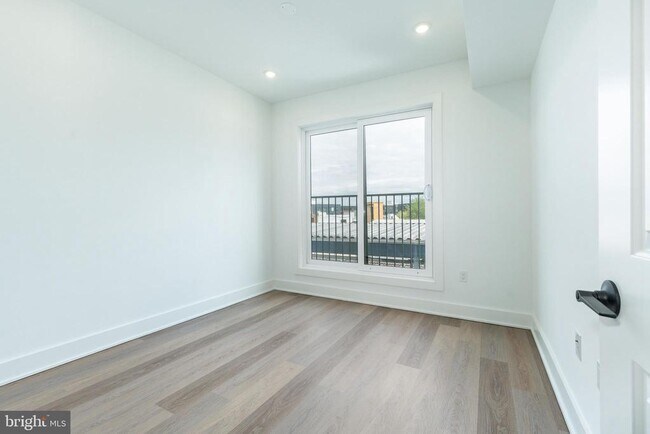 Building Photo - 2252 N Front St