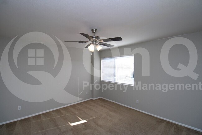 Building Photo - 490 W Ebony Way