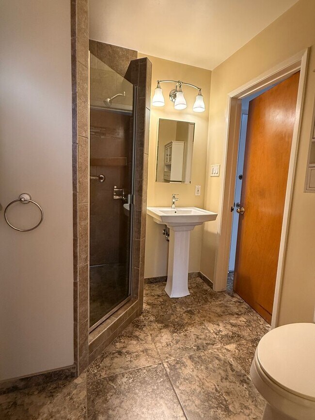 Building Photo - 1950's Ranch Style 2+2 with den/office Hom...