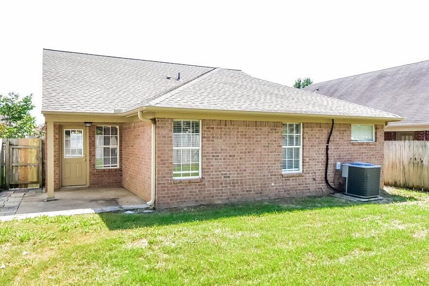 Building Photo - 7653 Fox Hunt Dr E