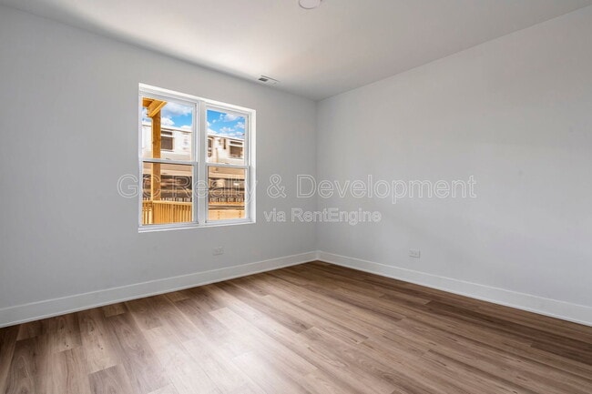 Building Photo - 3744 N Wilton Ave