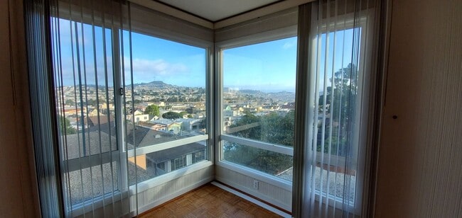 Building Photo - Beautifully Renovated Vintage  2 bedroom 2...