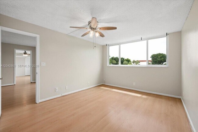Building Photo - 800 S Hollybrook Dr