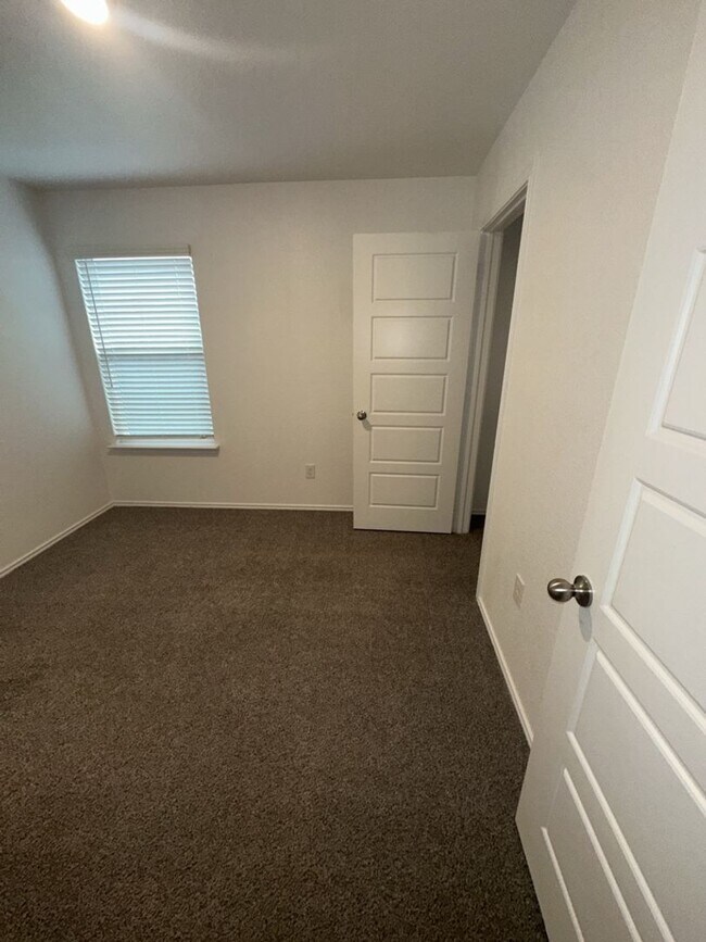 Building Photo - AVAILABLE NOW!