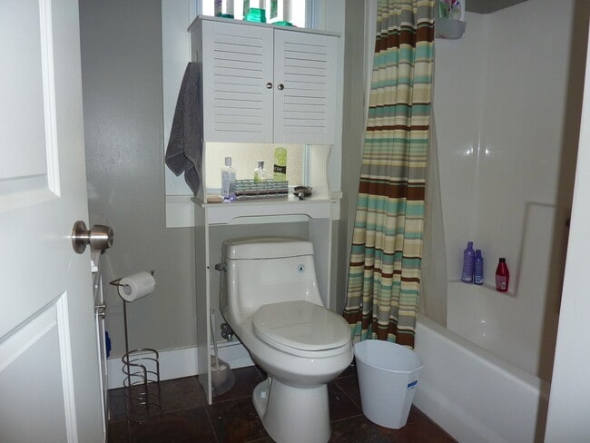 Building Photo - 5BR/2BA Off-Campus Housing Near UTK