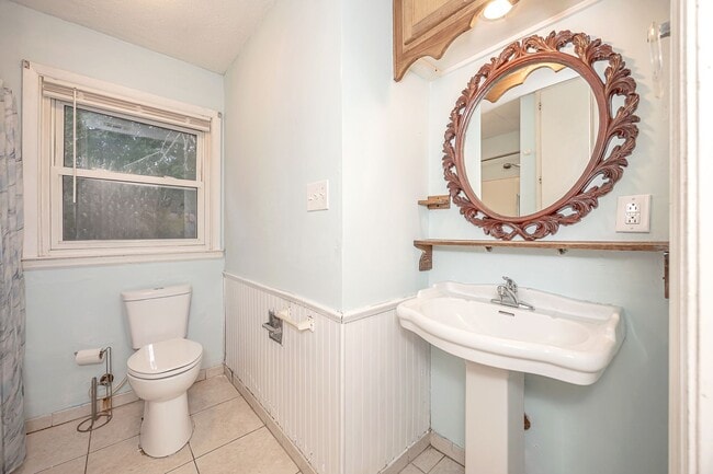 Building Photo - Cute Rental Home