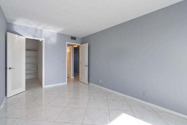 Building Photo - 4036 Cornwall B