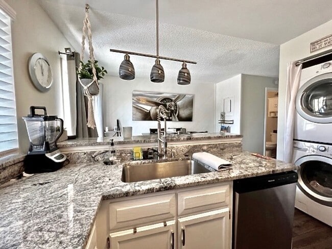 Building Photo - FURNISHED Two Bedroom Two Bath Condo on th...