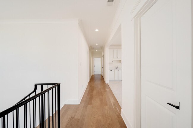 Building Photo - 1117 E Irvin Dr