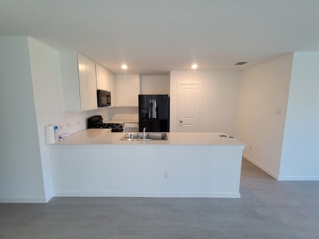 Building Photo - 1612 Parlier St