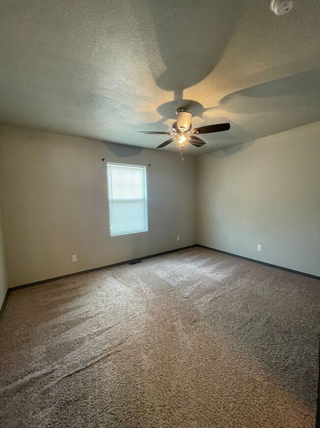 Building Photo - 3 Bedroom 2 Bath House South Springfield