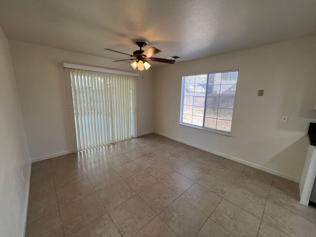 Building Photo - North Merced: $1929 Charming 3 bed 2.5 bat...